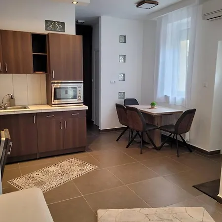 Apartmán Lovely With Free Parking *