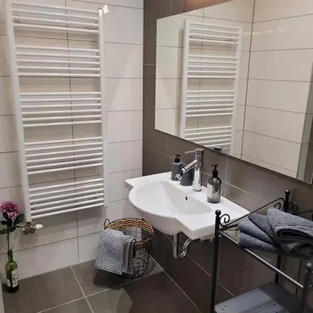 Lovely Apartment In Downtown With Free Parking شقة *