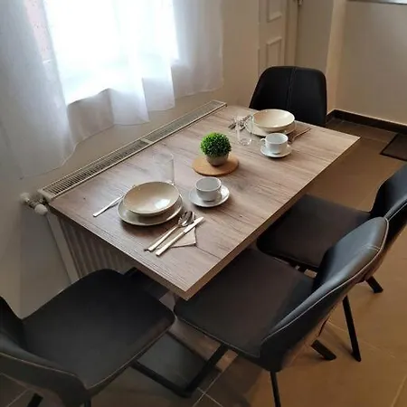 Lovely Apartment In Downtown With Free Parking *